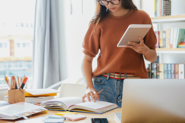 27 College Desk Essentials Every Student Needs - What to Wear Men